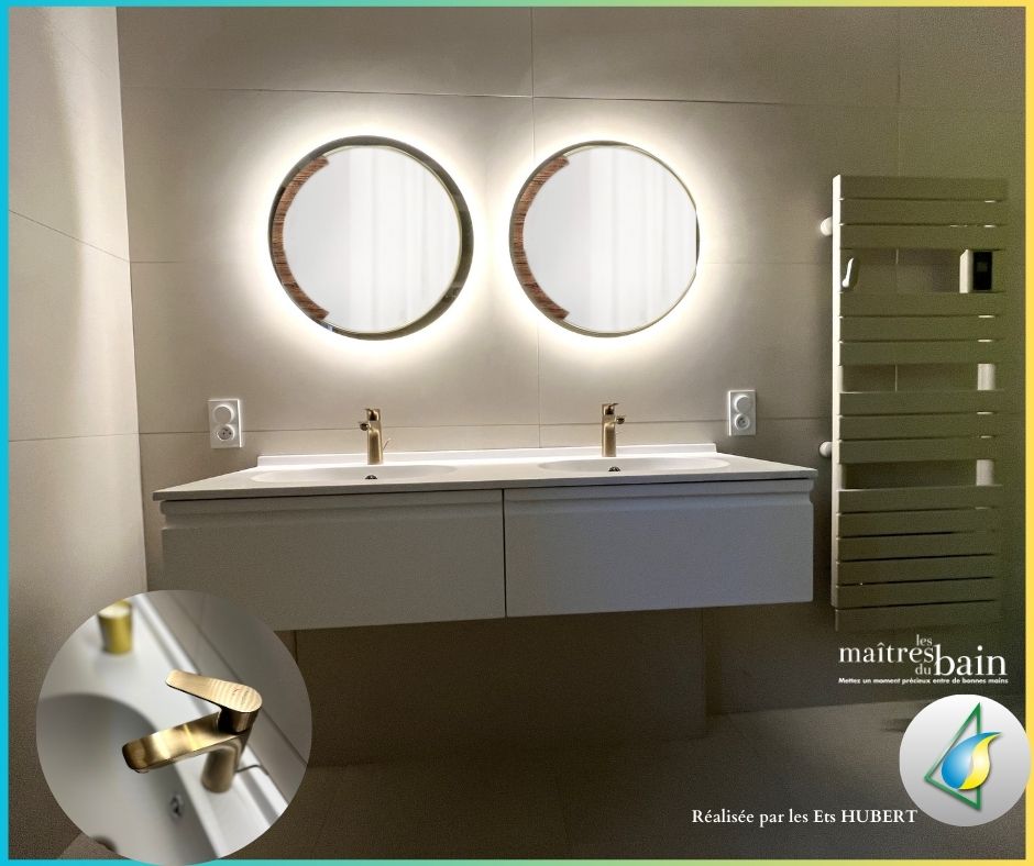 Meuble double vasques et miroirs lumineux, jolie robinetterie cuivrée