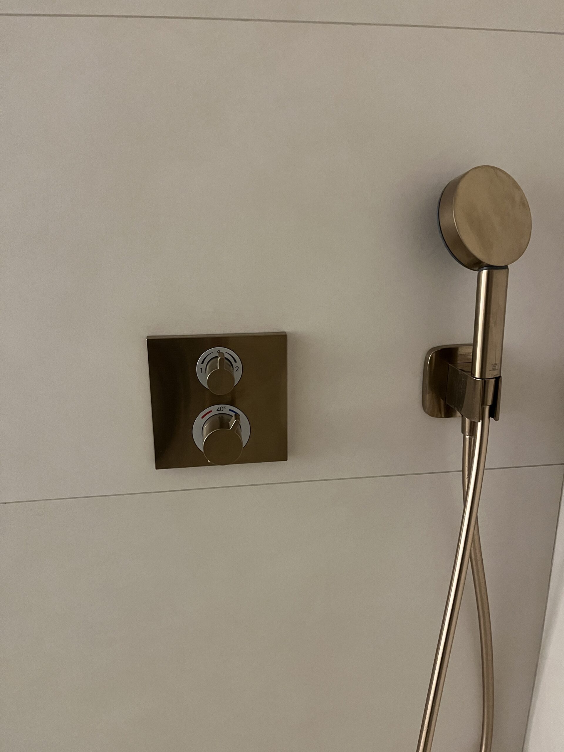 Mitigeur douche encastré de couleur or