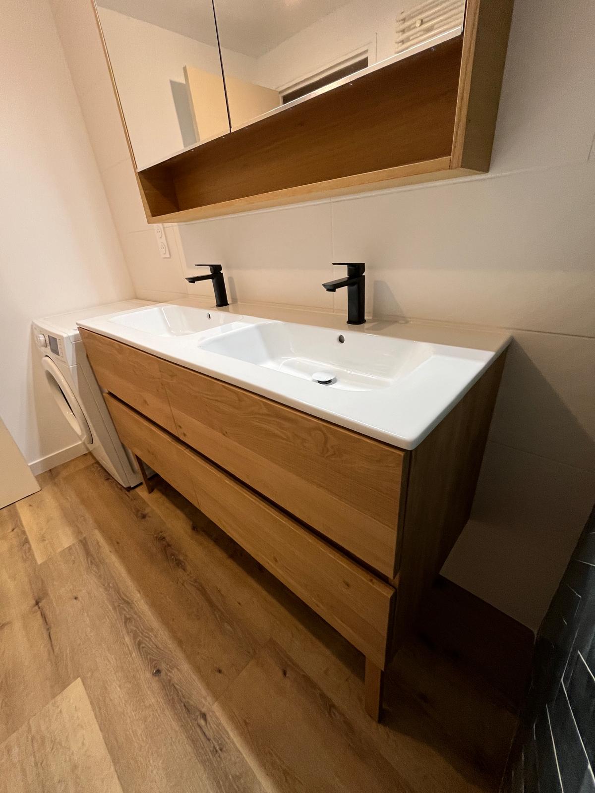 Paroi de douche couleur or et caniveau