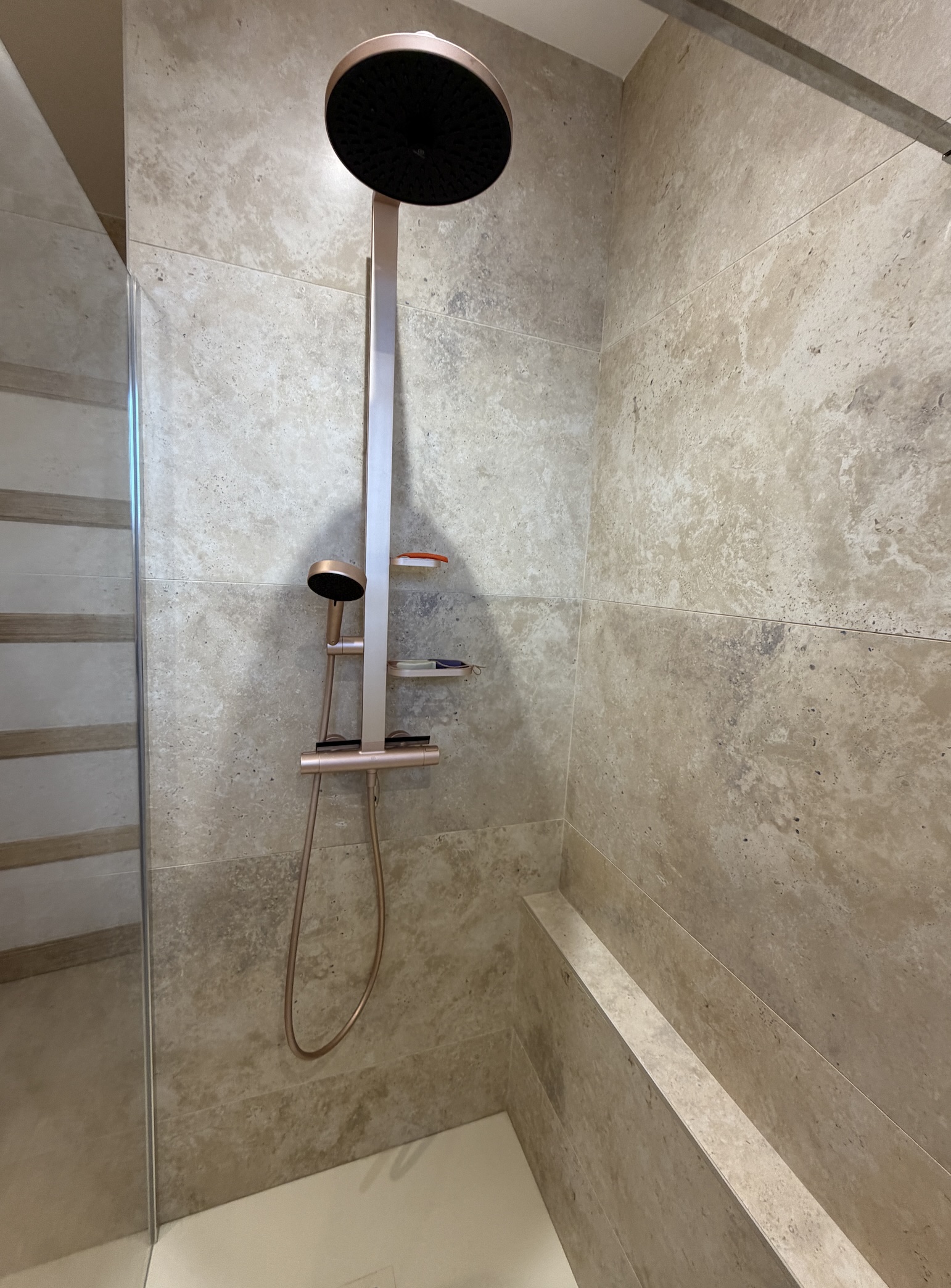 Paroi de douche couleur or et caniveau